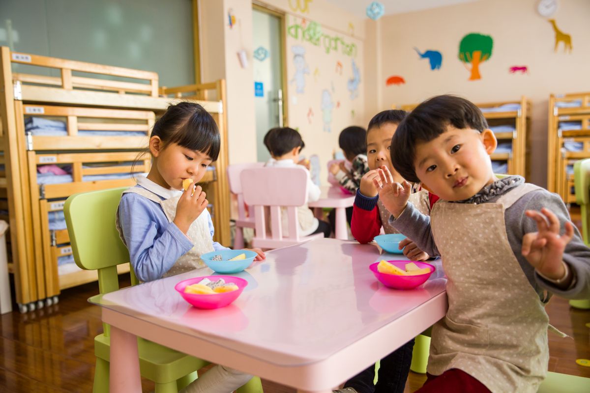 Peques comiendo en la escoleta
