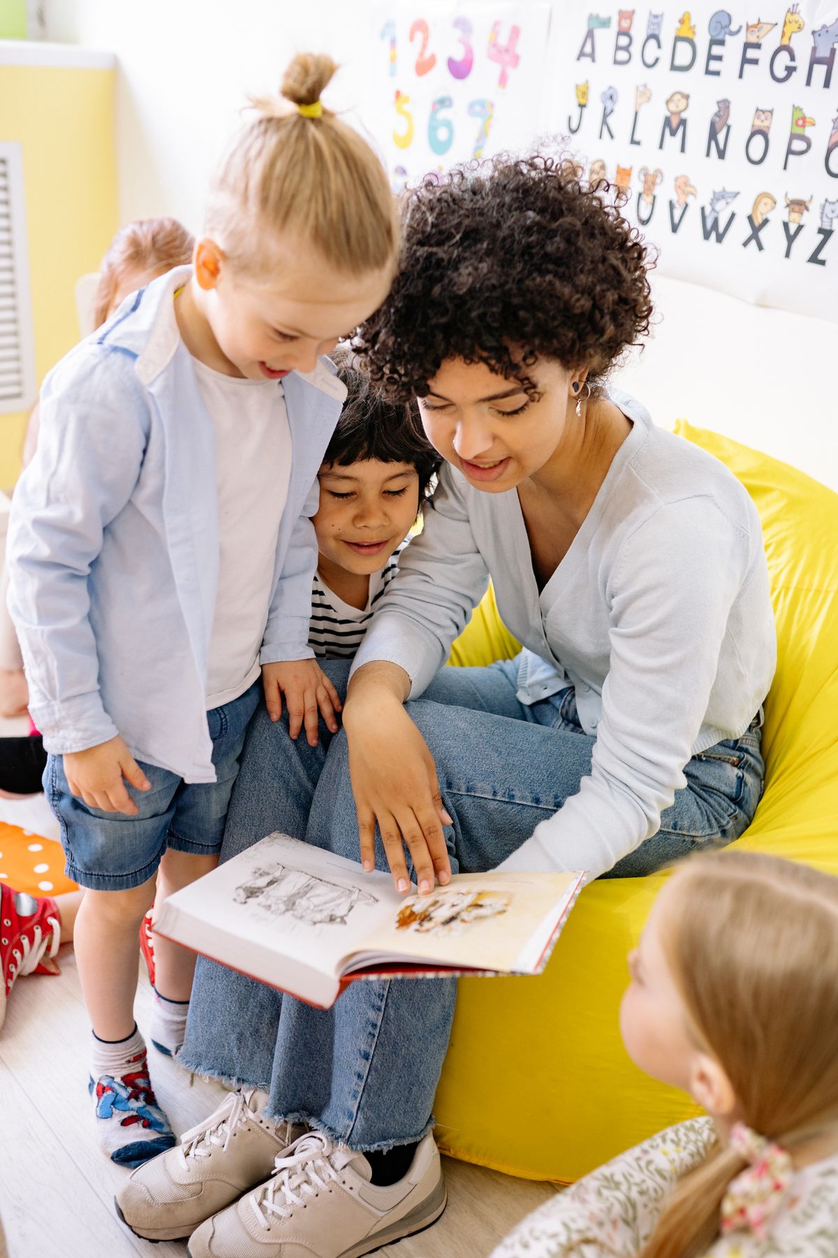 Educadora leyendo un cuento a los niños